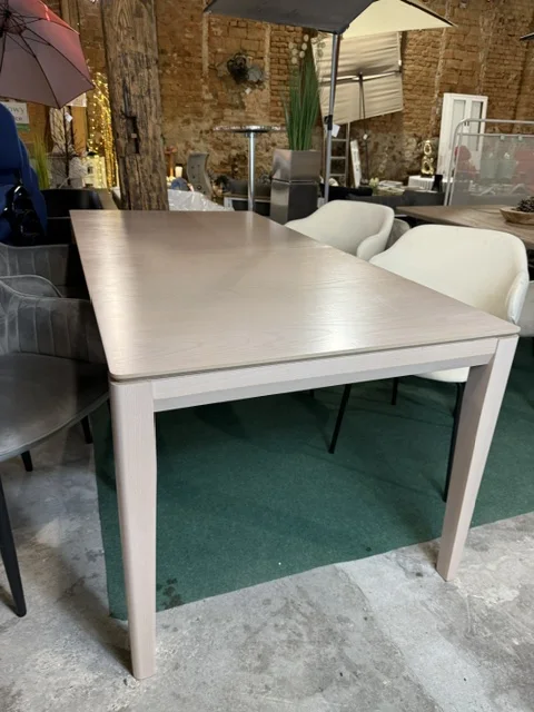 Stół do jadalni rozkładany CROSBY w kolorze jasnego buku, o wymiarach 180/240 × 90 cm, dostępny w Home & Garden Outlet pod Wrocławiem.