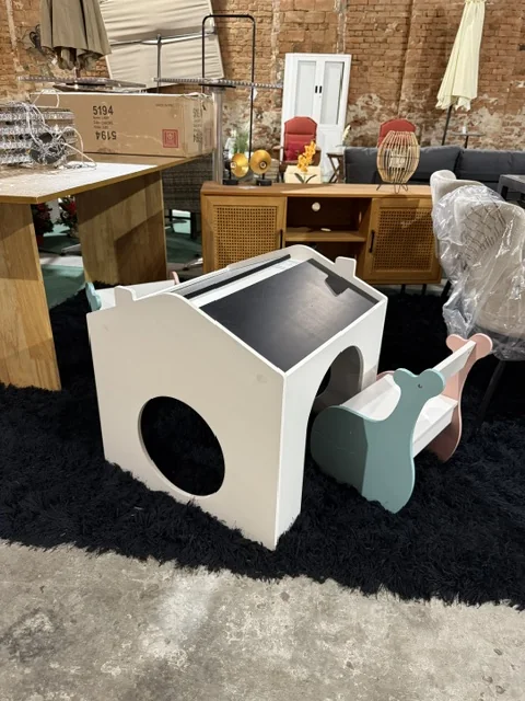 Stół z krzesłami dla dzieci WOOLI — kolorowy zestaw dostępny w Home & Garden Outlet pod Wrocławiem