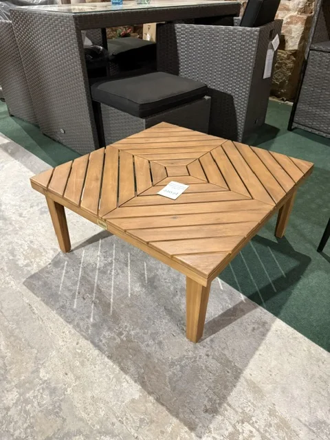 Brązowy stolik kawowy ogrodowy BARATTI 70 × 70 cm wykonany z drewna akacjowego, dostępny w Home & Garden Outlet pod Wrocławiem.