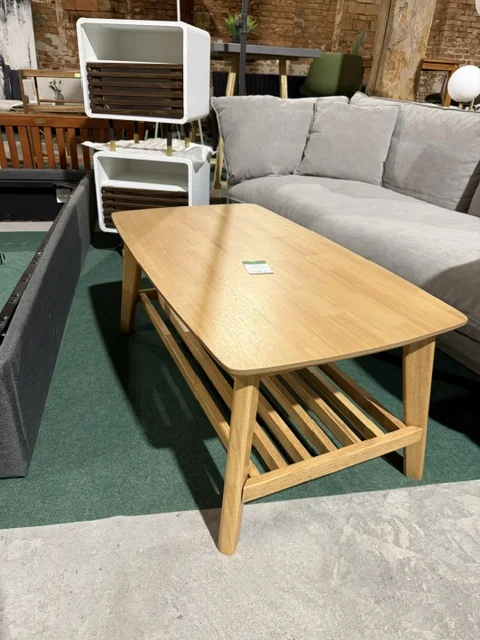 Jasnobrązowy stolik kawowy TULARE z prostokątnym blatem i praktyczną dolną półką, dostępny w Home & Garden Outlet pod Wrocławiem.