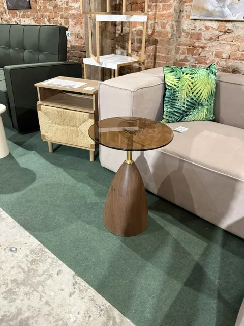 Brązowy stolik pomocniczy WALLIS z blatem ze szkła hartowanego, dostępny w Home & Garden Outlet pod Wrocławiem.