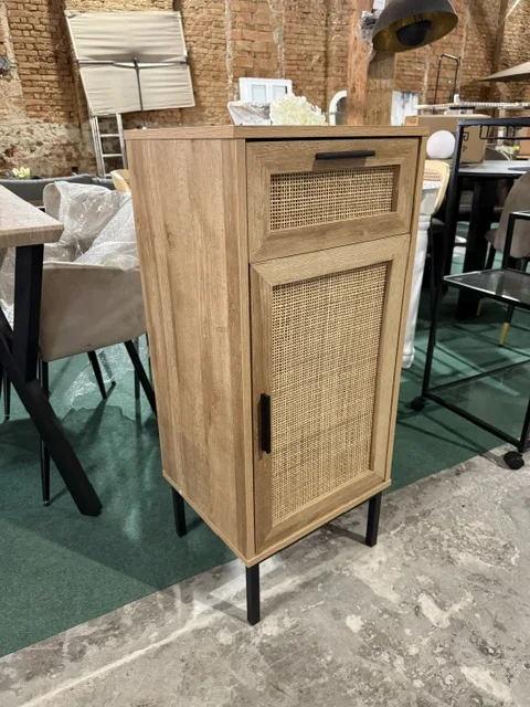 Jasnobrązowa szafka łazienkowa ROSELL 40 cm z rattanowym frontem, szufladą, półkami i czarnymi nóżkami, dostępna w Home & Garden Outlet pod Wrocławiem.