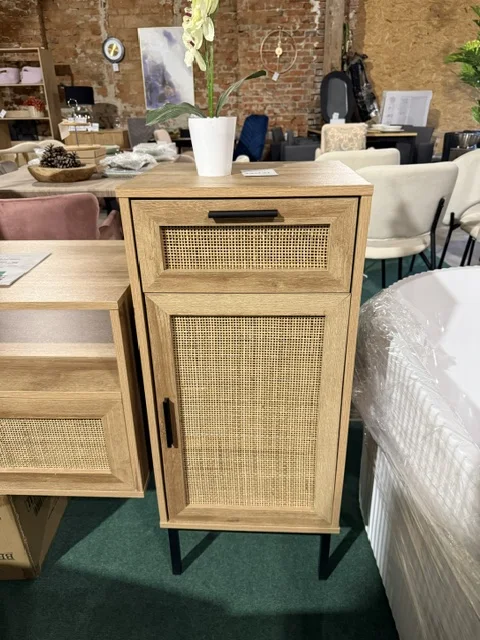 Jasnobrązowa szafka łazienkowa ROSELL 40 cm z rattanowymi frontami i czarnymi nogami, dostępna w Home & Garden Outlet pod Wrocławiem.