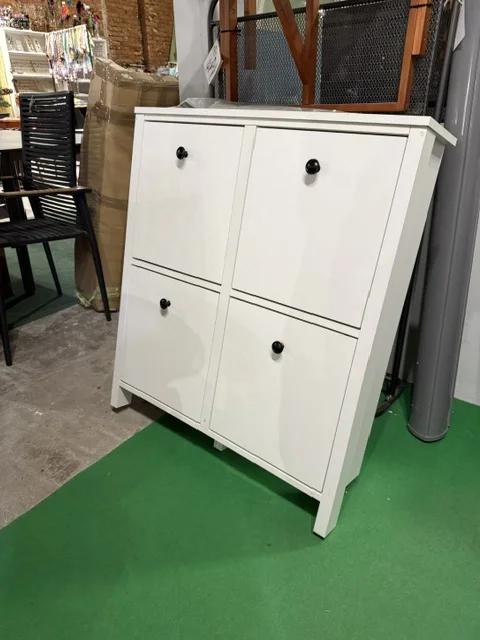 Biała szafka na buty GIBSON z uchylnymi frontami, praktyczna do przedpokoju, dostępna w Home & Garden Outlet pod Wrocławiem.