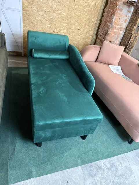 Szmaragdowy szezlong lewostronny LUIRO tapicerowany welurem, ze schowkiem i poduszką, dostępny w Home & Garden Outlet pod Wrocławiem.