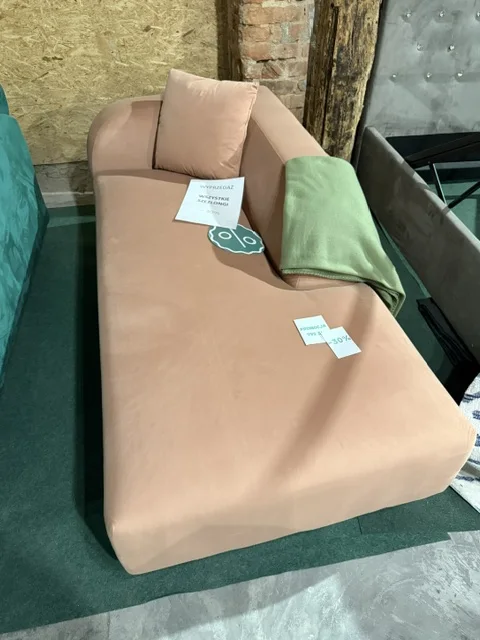 Łososiowy szezlong prawostronny LE CRAU tapicerowany welurem, dostępny w Home & Garden Outlet pod Wrocławiem.