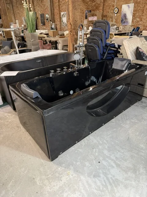 Czarna wanna narożna HAWES 180 × 90 cm z hydromasażem, LED, baterią i widocznymi defektami obudowy, dostępna w Home & Garden Outlet pod Wrocławiem.