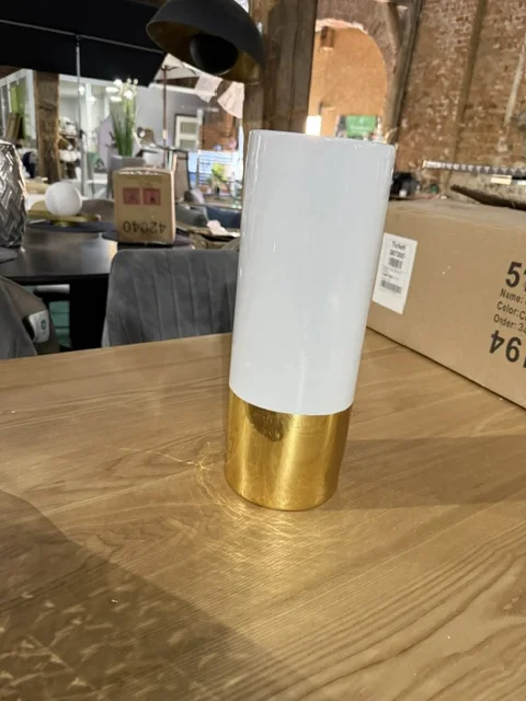 Biało-złoty wazon na kwiaty GELIDA 36 cm wykonany z kamionki, elegancka dekoracja do salonu, jadalni lub sypialni, dostępna w Home & Garden Outlet pod Wrocławiem.