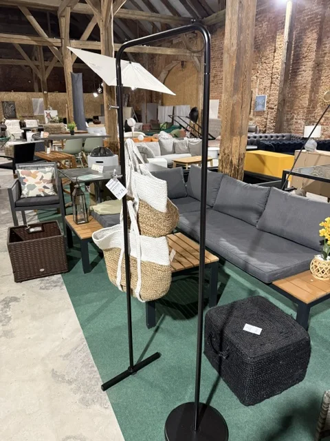 Czarny wieszak na ubrania BENTON na stabilnej podstawie, praktyczny dodatek do przedpokoju, garderoby lub sypialni, dostępny w Home & Garden Outlet pod Wrocławiem.