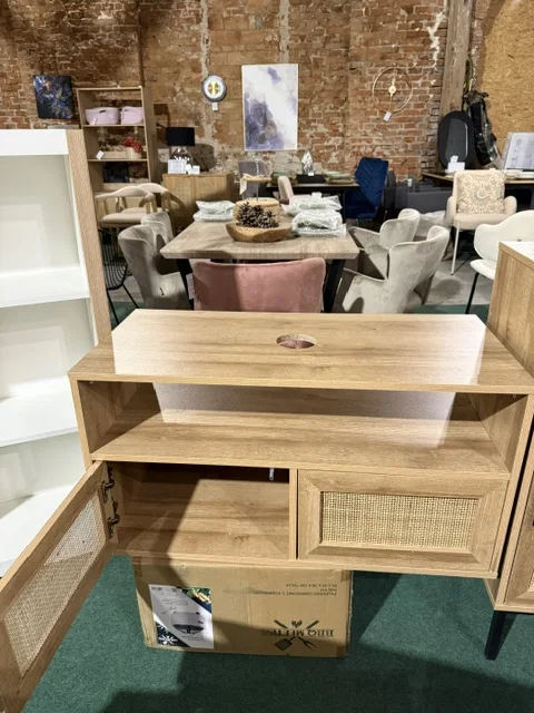 Wisząca szafka pod umywalkę ROSELL 86 cm w jasnobrązowym kolorze z rattanowymi frontami, Home & Garden Outlet pod Wrocławiem.