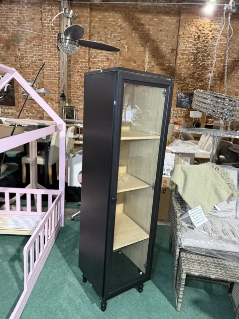 Czarna witryna TINGLEDALE 40 cm ze szklanym frontem i jasnym wnętrzem, dostępna w Home & Garden Outlet pod Wrocławiem.