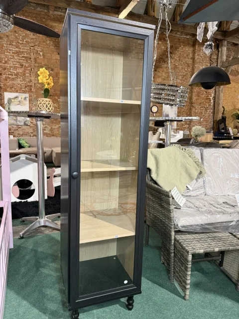 Czarna witryna TINGLEDALE 40 cm ze szklanym frontem i półkami, dostępna w Home & Garden Outlet pod Wrocławiem.