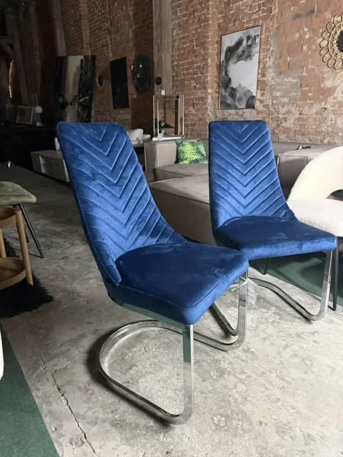 Zestaw 2 granatowych krzeseł ALTOONA z welurową tapicerką i chromowanymi podstawami, Home & Garden Outlet pod Wrocławiem.