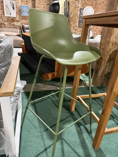Zestaw 2 zielonych krzeseł barowych EMMET z profilowanym siedziskiem, metalową konstrukcją i wygodnym podnóżkiem, dostępny w Home & Garden Outlet pod Wrocławiem.