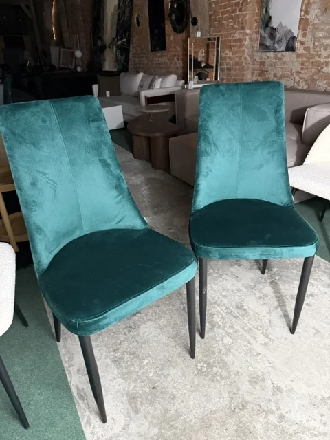Zestaw 2 szmaragdowozielonych krzeseł do jadalni CLAYTON z welurową tapicerką i czarnymi metalowymi nogami, Home & Garden Outlet pod Wrocławiem.