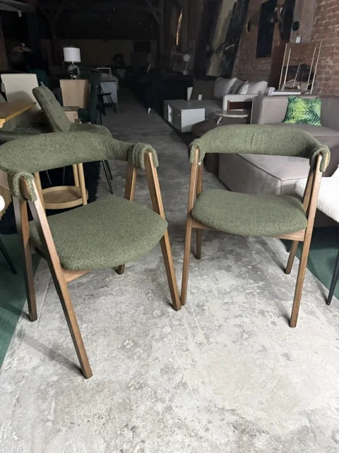 Zestaw 2 krzeseł DAY z zieloną tapicerką boucle i ciemnobrązową konstrukcją z drewna kauczukowego w Home & Garden Outlet pod Wrocławiem.