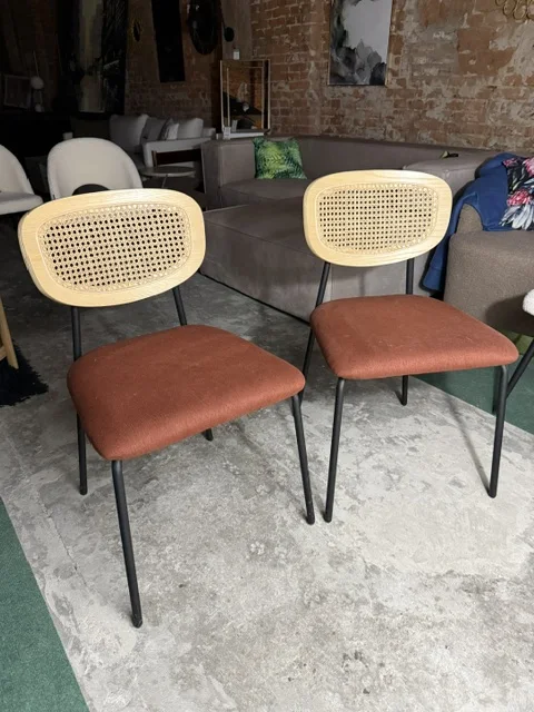 Zestaw 2 krzeseł do jadalni MAYETTA z rattanowym oparciem, pomarańczowym siedziskiem i czarnymi nogami, dostępny w Home & Garden Outlet pod Wrocławiem.