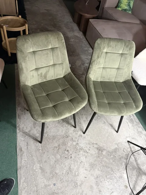 Zestaw 2 krzeseł do jadalni MELROSE z oliwkową welurową tapicerką, pikowanym oparciem i czarnymi nogami, Home & Garden Outlet pod Wrocławiem.