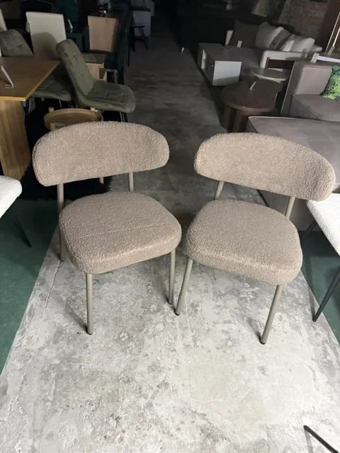 Zestaw 2 krzeseł do jadalni UNITY z beżowoszarą tapicerką boucle i metalowymi nogami, dostępny w Home & Garden Outlet pod Wrocławiem.