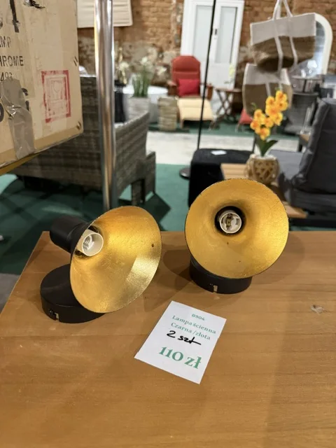 Zestaw 2 lamp ściennych MERSEY w czarno-złotym kolorze, z dekoracyjnym złotym wnętrzem klosza, dostępny w Home & Garden Outlet pod Wrocławiem.