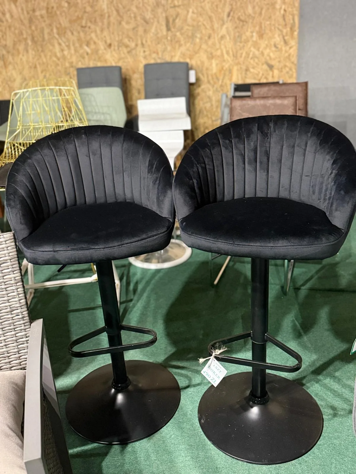 Zestaw 2 czarnych stołków barowych DORALIZ z tapicerowanym siedziskiem i metalową podstawą, dostępny w Home & Garden Outlet pod Wrocławiem.