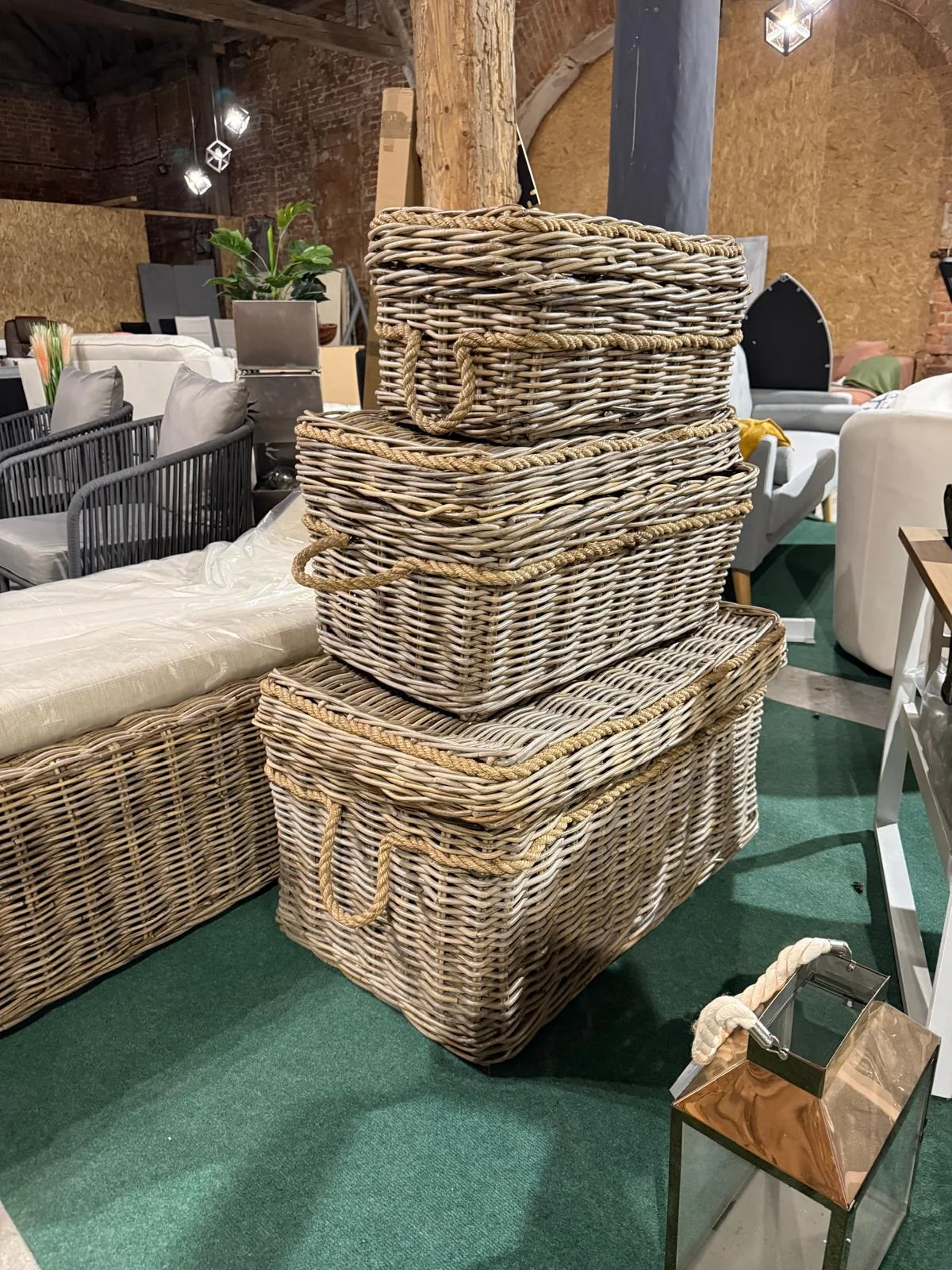 Zestaw 3 jasnych koszy rattanowych GERASA z uchwytami, dostępny w Home & Garden Outlet pod Wrocławiem.