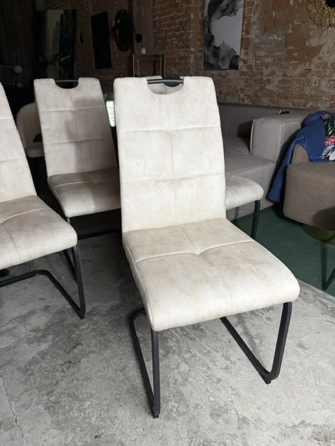 Zestaw 4 jasnobeżowych krzeseł do jadalni CISCO z tapicerowanym siedziskiem i czarnymi metalowymi nogami, dostępny w Home & Garden Outlet pod Wrocławiem.