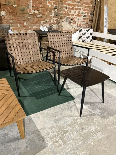 Brązowy zestaw mebli balkonowych ZIRIA z technorattanu, składający się z dwóch krzeseł i stolika ze szklanym blatem, dostępny w Home & Garden Outlet pod Wrocławiem.