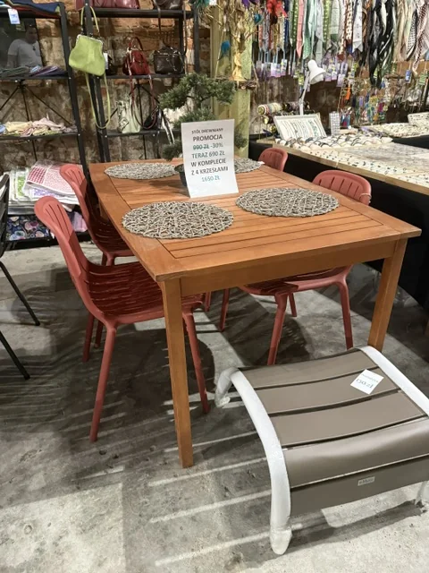 Zestaw ogrodowy z drewnianym stołem i 4 krzesłami dostępny w Home & Garden Outlet pod Wrocławiem