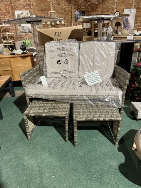 Zestaw wypoczynkowy ogrodowy z technorattanu — sofa i 2 podnóżki dostępny w Home & Garden Outlet pod Wrocławiem